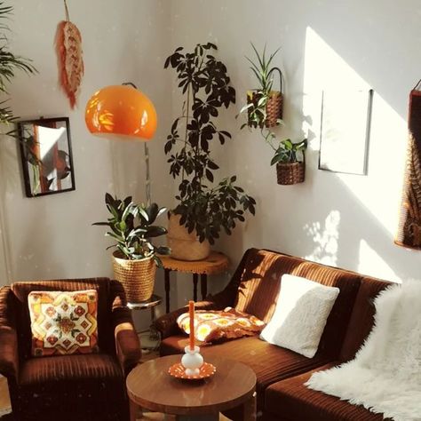 Lauri's vintage snaps on Instagram: "🌼favorite place: my living room! It's so cozy, just sitting on the sofa atm, watching the Robbie Williams documentary on Netflix and having a Christmas tea.🌼 #70s #vintagelover #vintage #70smodel #70sgirl #truevintage #original70s #vintagelove #70sclothing #70sfashion #70sinteriors #interiordesign #interior #retro #retrolove #70sretro #midcenturymodern #midcentury #spaceage #retrowallpaper #70swallpaper #retrohome #midcenturyhouse #70sdecor #midmod #vintagechairs #livingroom #70saesthetic #70sinspired #eclecticdecor" 70s Sitting Room, 70s Living Room Ideas, 70s Themed Living Room, Cozy 70s Living Room, 70s Interior Design Living Room, Cozy Retro Living Room, 70s Boho Living Room, Vintage 70s Living Room, 70s Home Decor 1970s Interior Design