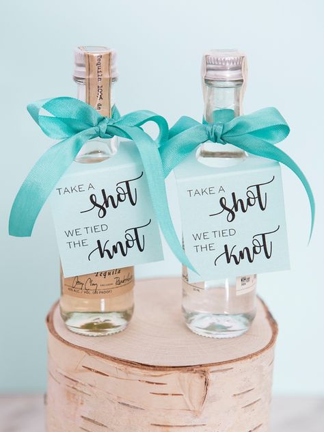 Wedding Favor Design, Beach Wedding Gifts For Guests, Take A Shot We Tied The Knot, Mini Alcohol Gifts, Wedding Souvenirs For Guests, Diy Wedding Crafts, Fun Favors, Wedding Alcohol, Creative Wedding Favors