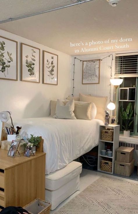 Single Dorm Room Ideas, Single Dorm Room, Collage Dorm Room, White Dorm Room, Pretty Dorm Room, Dorm Room Layouts, Minimalist Dorm, Cozy Dorm, College Dorm Room Inspiration