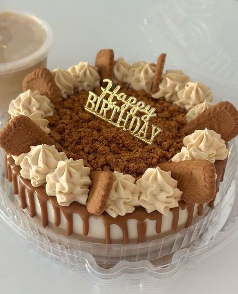 Lotus biscuit b'day cake B Day Cake Ideas, Lotus Biscoff Cake, Pretty Sweets, Lotus Cake, Idea Cake, Lotus Biscuits, Biscoff Cake, B Day Cake, Lotus Biscoff