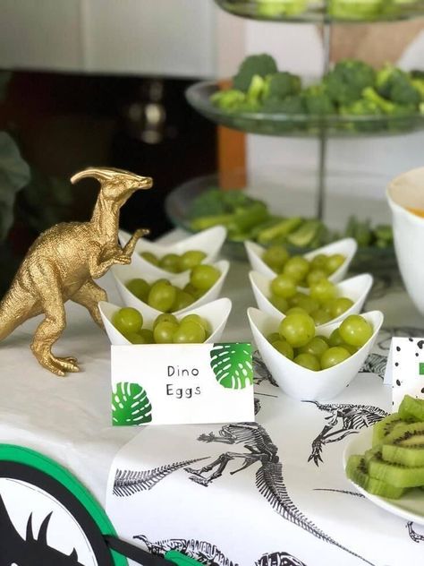 Fête Jurassic Park, Dinosaur Snacks, Dinosaur Birthday Party Ideas, Dinosaur Party Food, Dinosaur Birthday Decorations, Jurassic Park Birthday Party, 4de Verjaardag, Dinosaur Birthday Theme, Birthday Party At Park