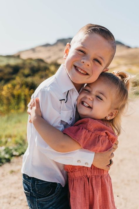 Brother And Sister Outdoor Photoshoot, Sibling Photography Poses Two, Sibling Fall Photoshoot Ideas, Spring Sibling Photoshoot, Toddler Siblings Photoshoot, Little Siblings Photoshoot, Young Sibling Photography Poses, Older Siblings Photoshoot, Siblings Photoshoot Kids