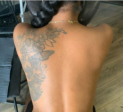 Upper Back Shoulder Tattoo For Black Women, Upper Back Tattoo Black Women, Color Wrist Tattoos For Women, Ethereal Tattoos Black Women, Full Back Tattoo Black Women, Lower Back Tattoos Black Women, Garden Tattoos For Women, Pretty Hand Tattoos Unique, Back Tats Women