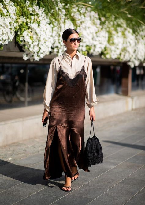 Le Fashion rounds up the top 25 brown dresses you can repurpose all season long. Slip Dress Street Style, Brown Slip Dress, Slip Dress Outfit, Stockholm Fashion Week, Jeans Petite, Brown Dresses, White Slip Dress, Velvet Clothes, Fall Dress Outfit