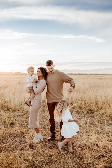 Fall Photoshoot Family, Fall Family Photoshoot, Utah Fall, Adventurous Family, Outdoor Family Photoshoot, Cute Family Photos, Winter Family Photos, Perfect Pictures, Family Photoshoot Poses