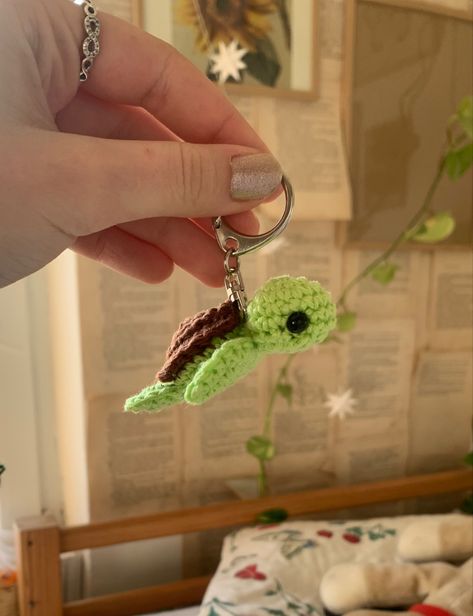 Turtle Crochet Keychain, Crochet And Beads Ideas, Crochet Keychain Animals, Crochet Small Keychain, Key Ring Crochet, Cute Crochet Keychain Ideas, Crochet Keychain Aesthetic, Crochet Key Ring, Crocheting Keychain