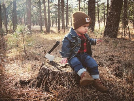 Lumberjack theme photoshoot Taken by: Carol Sandoval Lumberjack Photoshoot, Lumberjack Theme, Theme Photoshoot, Lumberjack Baby, Theme Pictures, Lumberjack, Baby Photoshoot, Winter Photography, Baby Photo