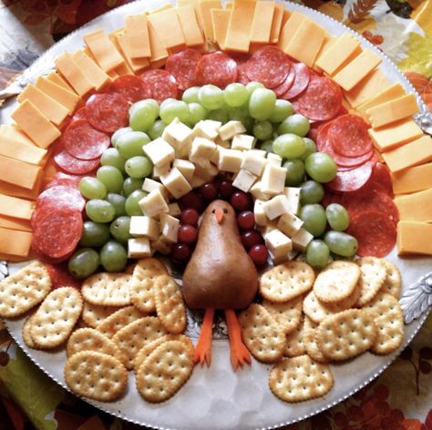 Turkey Charcuterie, Thanksgiving Veggie Tray, Thanksgiving Appetizers Finger Foods, Thanksgiving Veggies, Thanksgiving Platter, Thanksgiving Snacks, Holiday Appetizers Easy, Thanksgiving Appetizer Recipes, Decorações Com Comidas