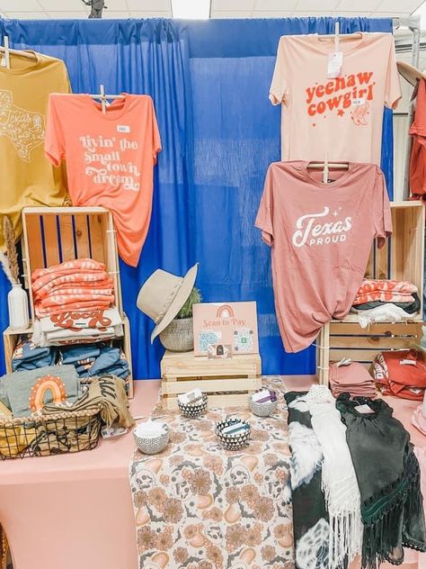 T-shirt Booth Display Ideas, Tee Shirt Booth Display, Shirt Market Display, How To Set Up A Shirt Booth, Shirt Craft Fair Display, Vendor Tablecloth Ideas, T Shirt Market Display, Clothes Display Ideas Booth, T Shirt Craft Show Display