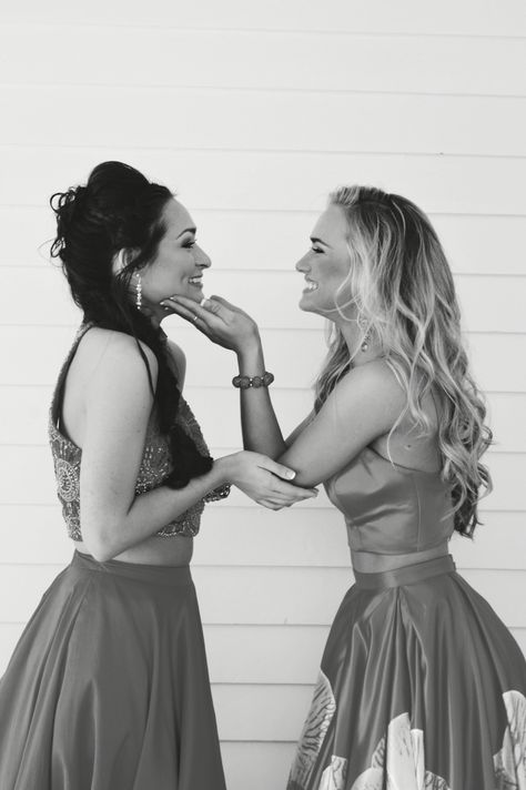 Prom Pics With Parents, Prom Pictures Poses For Friends, Prom Photos With Parents, Best Friend Formal Pictures, Prom Pictures With Best Friend, Prom Poses For Best Friends, Homecoming Photoshoot Best Friends, Prom Friends Poses, Best Friend Homecoming Pictures