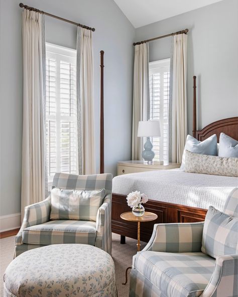 Southern Living Master Bed, Gray Traditional Bedroom, Southern Primary Bedroom, Southern Living Bedroom Ideas, Charleston Style Bedroom, Grandmillineal Bedroom, Charleston Bedroom Aesthetic, Master Bedrooms Decor Traditional, Southern Living Interior Design