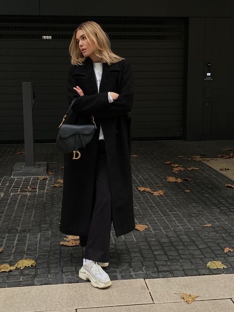 Outfits With Dior Saddle Bag, Dior Saddle Bag Outfit Street Style, Dior Saddle Bag Street Style, Balenciaga Shoes Outfit Street Styles, Balenciaga Triple S Outfit, Balenciaga Shoes Outfit, Balenciaga Bag Outfit, Saddle Bag Outfit, Triple S Outfit