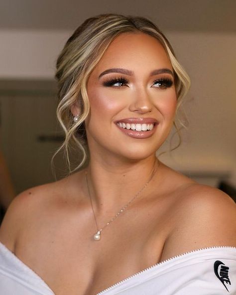 Wedding Makeup Glowy Glam, Natural Makeup With Lash Extensions, Wedding Bride Makeup Blue Eyes, Bridesmaid Makeup Natural Glam, Cute Hoco Makeup Looks, Bridesmaid Makeup Glam, Elegant Bridal Makeup Hazel Eyes, Natural Bronze Wedding Makeup, Bridesmaid Makeup Round Face