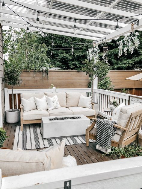 Patio With Daybed Ideas, Small Verandah Ideas, Sundeck Decorating Ideas, Small Covered Deck Decorating Ideas, Small Suburban Backyard Ideas, Small Cozy Outdoor Patio Ideas, Small Yard Entertaining Ideas, 10x10 Patio Ideas Outdoor, Lights For Patio Ideas