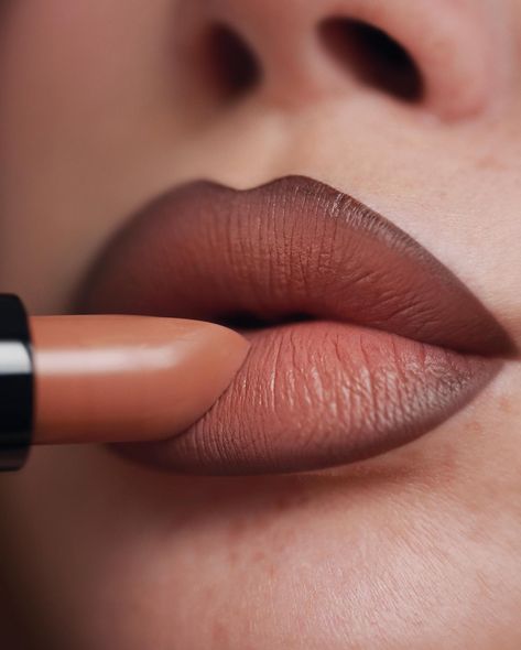 Lip Combo With Brown Liner, Lipstick Looks Natural, Makeup Ideas Lipstick, Brown And Nude Lip Combo, Brown Lipstick Combo, Dark Lip Liner Light Lipstick, 2000s Lips, Lip Combo Matte, Nude Lip Combo Brown Skin