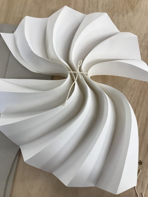 Curved Paper Folding, Paper Folding Architecture, Paper Manipulate, Paper Installation Art, Paper Sculpture Techniques, Paper Pleating, Diy Flower Decorations, Create Paper Flowers, Paper Sculpture Art