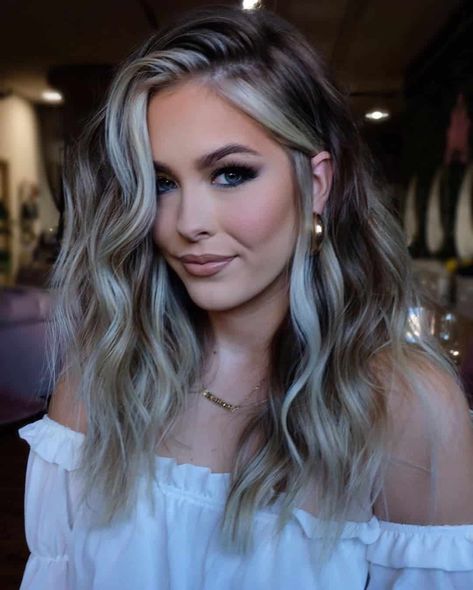 Ashy Blonde Money Piece On Brown Hair Brown Hair With Blonde, Tan Skin Blonde Hair, Rambut Brunette, Money Piece, Hair Makeover, Brown Blonde Hair, Hair Color And Cut, Hair Inspiration Color, Hair Inspo Color