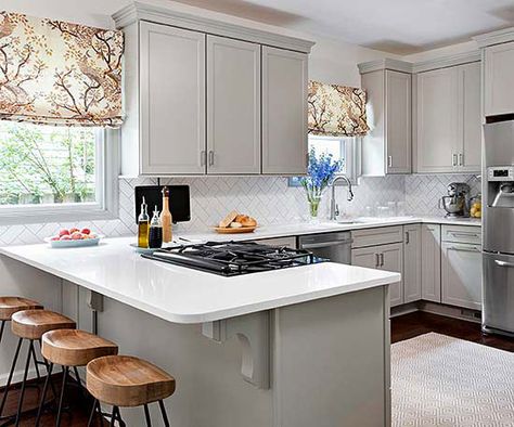 Small-Kitchen Ideas: Traditional Kitchen Designs Kitchen Peninsula, Cottage Style Kitchen, Small Kitchen Layouts, Kabinet Dapur, Traditional Kitchen Design, U Shaped Kitchen, Kitchen Remodeling Projects, Trendy Kitchen, Counter Tops