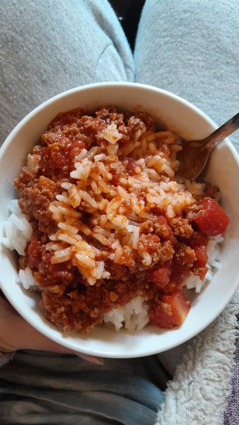 Tinned tomatatos, red bell pepper, beef mince meat, tomato paste chili powder and cook long grain white rice Chili And Rice, Long Grain White Rice, Pepper Beef, Easy Cooking Recipes, Red Bell Pepper, White Rice, Bell Pepper, Tomato Paste, Chili Powder