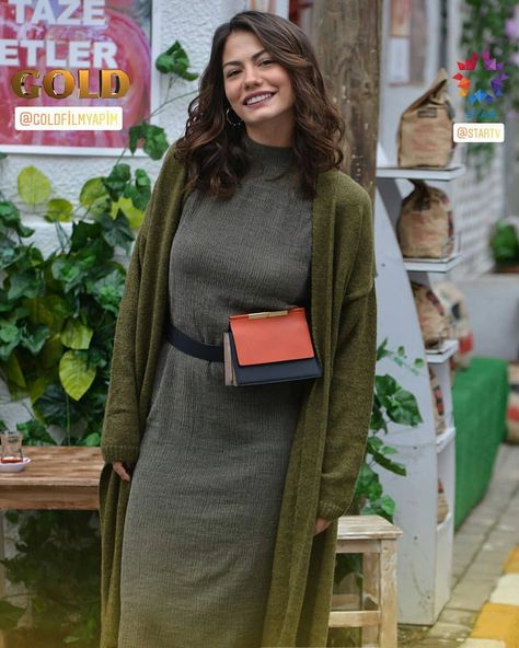 Demet Özdemir💖 on Instagram: “Erkenci Kuş Bu Akşam💃❤ #demetozdemir @1demetozdemir” Sanem Outfits, Moda Ulzzang, Turkish Dress, Chique Outfit, Classy Winter Outfits, Turkish Women Beautiful, Tv Show Outfits, Hijab Outfits, Erkenci Kus