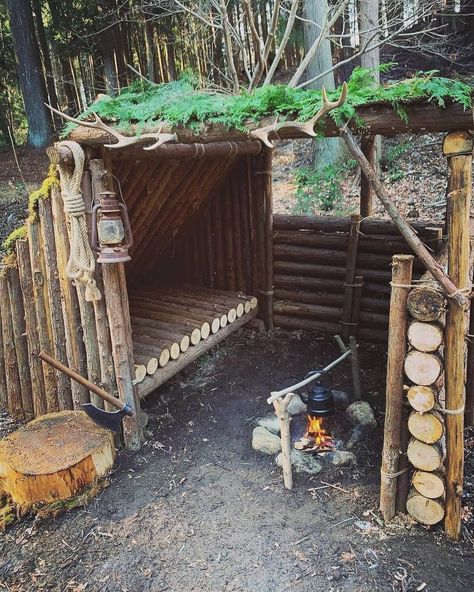 Shelter In The Woods, Bushcraft Shelter, Camping Shelters, Bushcraft Skills, Survival Skills Life Hacks, Survival Life Hacks, Bushcraft Camping, Survival Shelter, Good Old Days