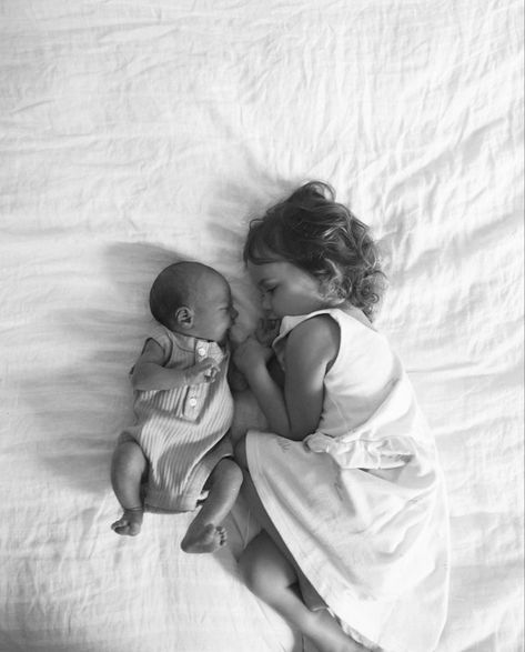 Mother Day Photo, Newborn Family Photoshoot, Mother Day Photoshoot, Mother Day Photoshoot Mini Sessions, Mothers Day Photoshoot, Aesthetic Mother, Sibling Photo Shoots, Newborn Family Pictures, Newborn Sibling