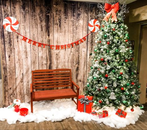 Christmas Photo Area Ideas, Holiday Backdrop Photography, Santa Workshop Backdrop, Santa Picture Backdrop Ideas Diy, Christmas Backdrops For Photos With Santa, Picture With Santa Backdrop, Pictures With Santa Backdrop Diy, Candy Cane Backdrop, Christmas Pic Background Backdrop Ideas