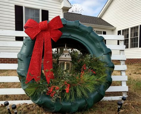 Farm Christmas Pictures With Tractor, Tire Holiday Decor, Tire Wreath Christmas, Tractor Tire Wreath, Tire Christmas Decorations, Tractor Tire Ideas, Farm Christmas Decorations, Tire Wreath, Tire Ideas