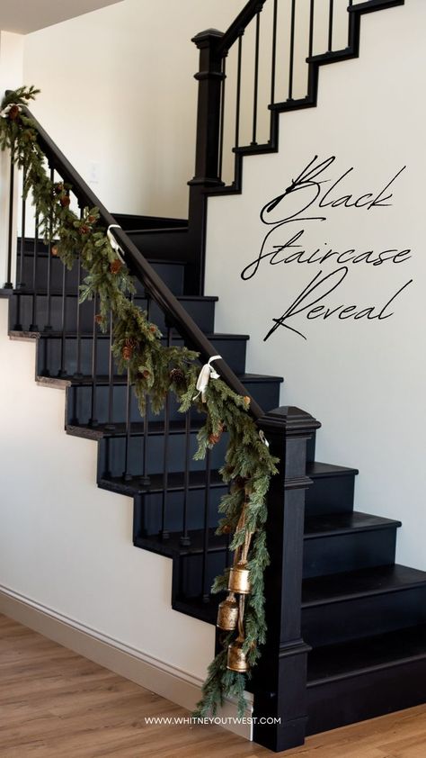 Black Staircases, Stairs Decor Ideas, Downstairs Hallway, Stairway Makeover, Black Stair Railing, Oak Decor, Farmhouse Stairs, Black Staircase, Stairs Decor