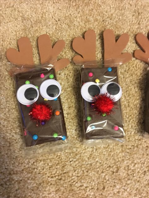 DIY cosmic brownie and googly eyes rudolf the red nose reindeer brownies #christmas #crafts #christmascrafts #Rudolf #rudolphtherednosedreindeer Reindeer Brownie, Joululahjat Diy, Easy Homemade Christmas Gifts, Fun Christmas Crafts, Christmas School, Christmas Crafts For Gifts, Homemade Christmas Gifts, Christmas Goodies, Christmas Crafts For Kids