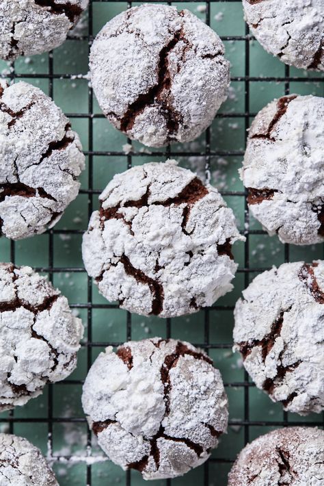 Mint Crinkle Cookies, Fudgy Chocolate Crinkle Cookies, Chocolate Crackle Cookies, Crinkle Cookies Recipe, Dark Chocolate Mint, Chocolate Crinkle, Chocolate Mint Cookies, Chocolate Festival, Chocolate Creme