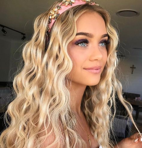 Unless you’ve been living under a rock (or you’ve been avoiding @Instagram the past few months), you know that #crimped #waves are all the rage at the moment. The secret to achieving the sleek, uniform look? A #waveiron.  #Bangstyle #beautytips Long Blonde Wavy Hair Extensions, Mermaid Curls, Style Extensions, Trendy We Fryzurach, Beyonce Hair, Formal Hair, Ice Blonde, Blonde Waves, Crimped Hair