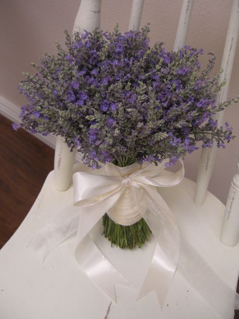 Lavender Flowers Wedding Decor, Flower Bouquet Cheap, Lavender And Rose Bouquet, Lavender Bride Bouquets, Lavender Bouquet Aesthetic, Wedding Bouquets Lavender, Lavender Bouquet Wedding, Flower Bouquet Lavender, Wedding Bouquet Lavender