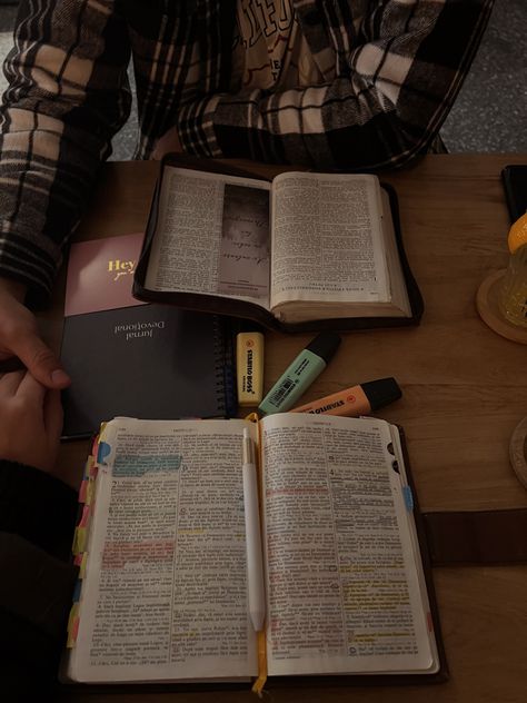 Reading Bible Couple, Bible Reading With Boyfriend, Connection With God Aesthetic, Bible Study Aesthetic With Boyfriend, Couple Praying Together Aesthetic, Image Aesthetic Couple, Getting Closer To God Aesthetic Pictures, Building Relationship With God Aesthetic, Studying With Boyfriend Aesthetic