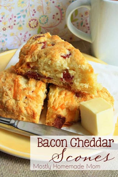 Bacon Cheddar Scones, Chive Biscuits, Cheddar Scones, Patisserie Vegan, How To Make Scones, Savory Scones, Bisquick Recipes, Savoury Baking, Bacon Cheddar