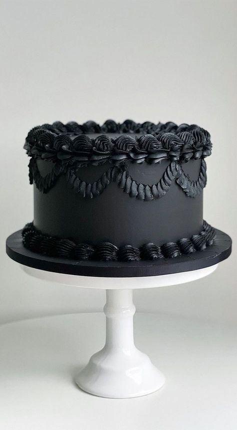 All Black Wedding Cake, Beautiful Black Cakes, Black Frosted Cake, Black Buttercream Wedding Cake, Simple Cake Designs Black, Black Cakes Ideas, Wednesday Inspired Cake, Vintage Cake Design Black, Simple Black Wedding Cake