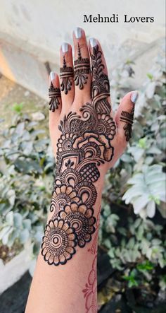 Back Hand Arabic Mehndi, Mehndi Design Eid, Henna Design Simple, Eid Mehndi Design, Mehndi Design Arabic, Henna Hand Designs, Beautiful Simple Mehndi Design, Henna Designs Simple, Short Mehndi Design