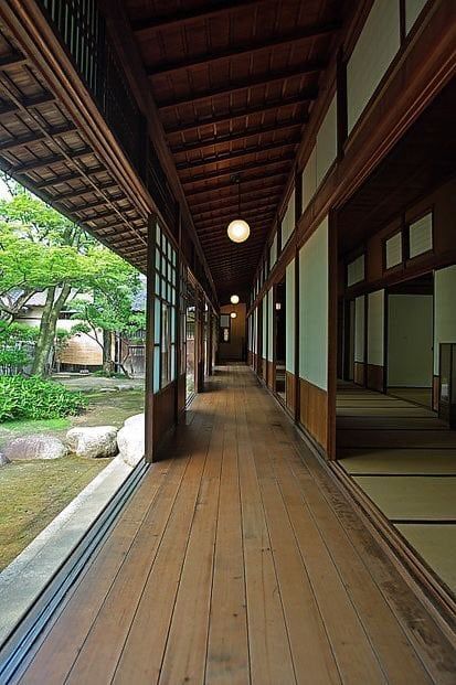 Japanese Pool House, Japanese Wooden Architecture, Japanese Minka House, Japanese Shutters, Minka Japanese House, Japanese Design Interior, Japanese Wooden House, Traditional Japanese House Interiors, Japanese Hallway