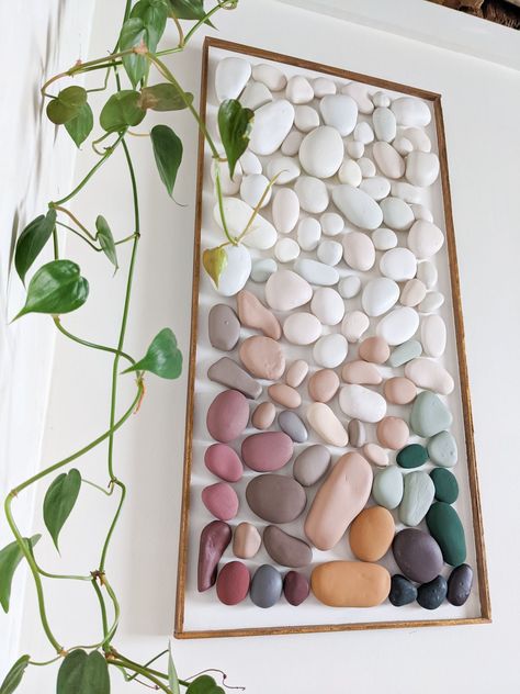 Diy Wall Art Decor, Diy 3d, Diy Crafts For Home Decor, Garden Art Diy, Painted Stones, Diy Home Crafts, Pebble Art, Diy Wall Art, A Frame