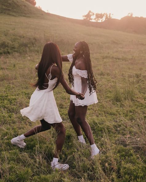 love this best friend duo 🌿🌸 #bestfriend #soulsisters #senior #seniorsunday #seniorpictures #graduation #photoshoot Graduation Photoshoot With Friends, Best Friends Photoshoot Ideas, Bestie Photoshoot Ideas, Bestie Shoot, Best Friend Duo, Best Friend Photo Shoot, Friend Duo, Bestie Photoshoot, Duo Poses