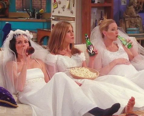 When Monica, Rachel, and Phoebe all hung out in wedding dresses. Freelee The Banana Girl, Carcase Iphone, Monica Rachel, Friends Scenes, Jenifer Aniston, Courtney Cox, Ross Geller, Justin Theroux, Humor Mexicano