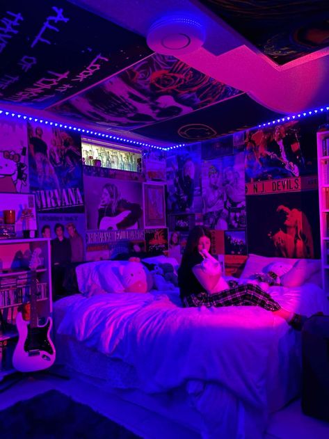 Bedroom Ideas Y2k Baddie, Room Ideas Rockstar Gf, Dark Room Inspo Aesthetic, Red And Purple Room, Vibey Apartment Bedroom, Room Ideas Aesthetic Dark, Chill Room Ideas Bedrooms, Bedroom Ideas Y2k, Neon Room Aesthetic