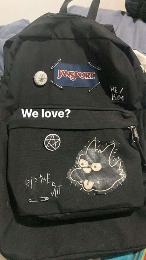 Mochila jansport Drawings On Backpacks, Backpack Patches Aesthetic, Diy Backpack Accessories, Backpack Decoration Ideas Grunge, Aesthetic Backpack Grunge, Diy Backpack Decoration Ideas, Backpack With Patches And Pins, Drawing On Backpack, Metalhead Backpack