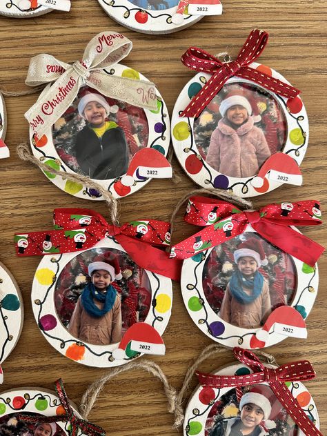 Prek Christmas Gift To Parents, Diy Toddler Gifts For Family, Christmas Tree Ornament Preschool, Christmas Ornament Crafts With Picture, Kids Craft Ornaments Picture, Christmas Gift Ideas For Parents Daycare, Christmas Present Preschool Parent Gifts, Preschool Parents Christmas Gift, Easy Preschool Crafts Christmas