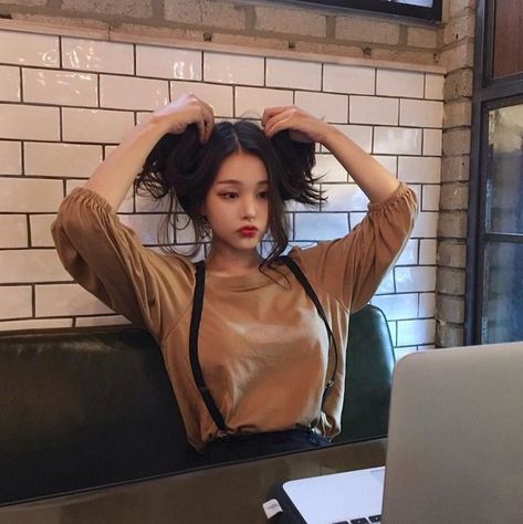 #wattpad #fanfiction I will be posting social media ideas , requests are open .  I don't take requests such as husband and wife but if you really want it I will give it to you . Kore Ulzzang, Costume Noir, 90's Fashion, Grunge Vintage, Uzzlang Girl, Korean Hairstyle, Korean Beauty, Ulzzang Girl