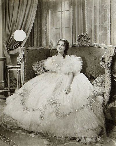 Jeanette MacDonald Barbara Hutton, Adrienne Ames, Sylvia Sidney, Jeanette Macdonald, English Fashion, Cecil Beaton, Actrices Hollywood, Vintage Bride, High Society