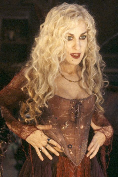 Blonde Halloween Characters, Sarah Sanderson Aesthetic, Sarah Sanderson Makeup, Hocus Pocus Cast, Sarah Sanderson Hocus Pocus, Sarah Sanderson Costume, Hermanas Sanderson, Victorian Ghost, Hocus Pocus Costume