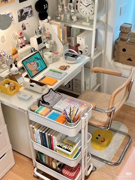 Dorm Room Desk, Study Desk Decor, Desk Inspiration, Room Redesign, Pinterest Room Decor, Study Room Decor, Room Desk, Small Room Design, Dream Room Inspiration