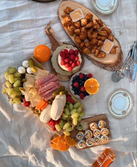 Food Board Picnic, Charcuterie Picnic Board, Evening Picnic Aesthetic, Fruit Charcuterie Board Aesthetic, Charcuterie Board Beach Picnic, Savoury Picnic Food, Charcuterie Board Picnic Ideas, Charquetery Board Aesthetic, Picnic Charcuterie Board To Go