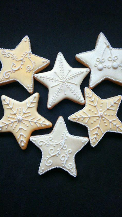 Snowflake Cookies Decorating, Icing For Gingerbread Cookies, Star Sugar Cookies, Biscuit Decoration, Cookie Recipes Decorating, Christmas Sugar Cookies Decorated, Cookie Connection, Snowflake Cookies, Christmas Food Gifts